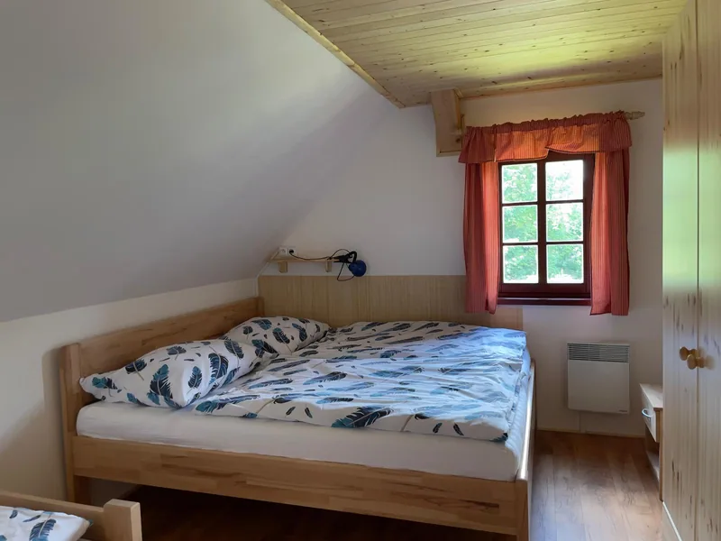Podkrovní ložnice s manželskou postelí